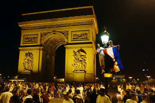 la foule &agrave; l'Arc de Triomphe