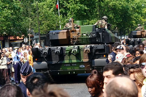 les chars Leclerc traversent la foule