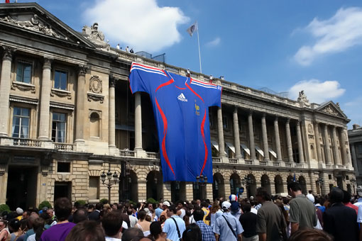 la foule mass&eacute;e devant l'h&ocirc;tel Crillon, place de la Concorde