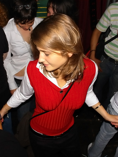 jolie fille, joli gilet rouge