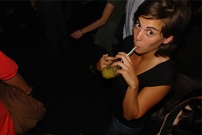 DJ Slide boit son Yop-Vodka