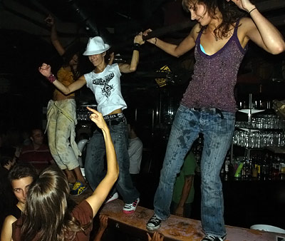 nasty girls sur le bar