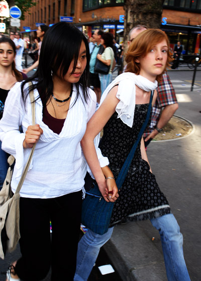 marche des fiertés – anonymous girls