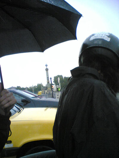 kangoo & pouic à moto sous la pluie – photographi&eacute; avec un mobile