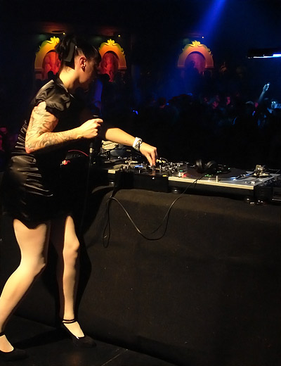 Miss Kittin pousse la chansonnette