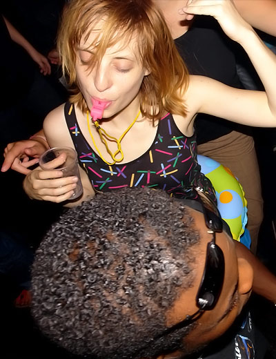 Dactylo (oui, c'est bien une bouée canard qu'elle a autour de la taille)