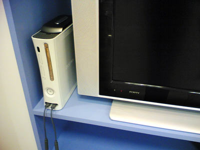 Xbox 360 installée à côté de la télé – photographi&eacute; avec un mobile